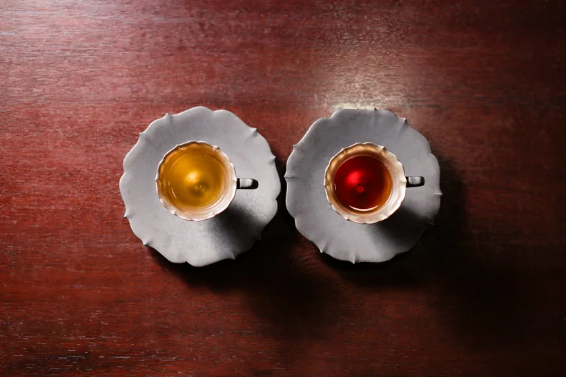 二つの茶園の和紅茶を並べて飲み比べる