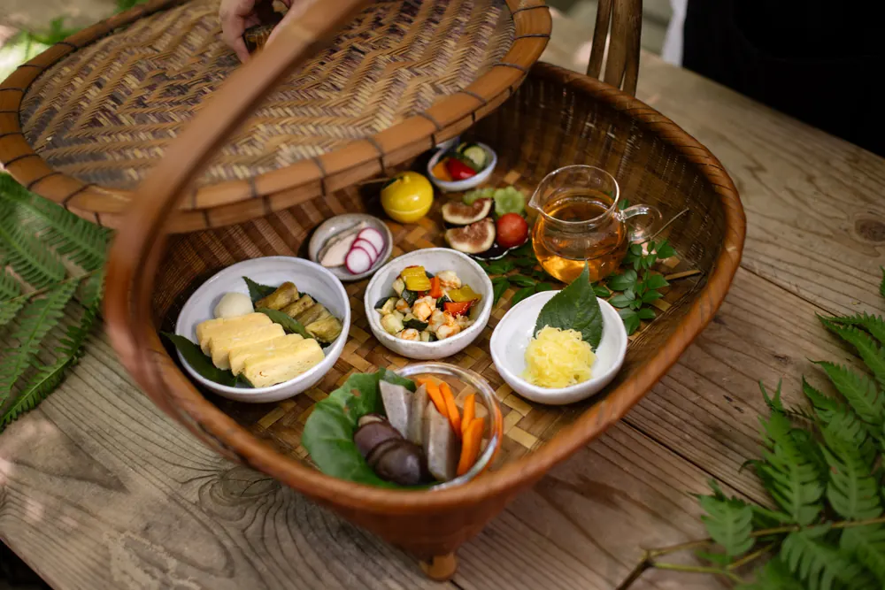 籠に詰めた森のお茶会の料理
