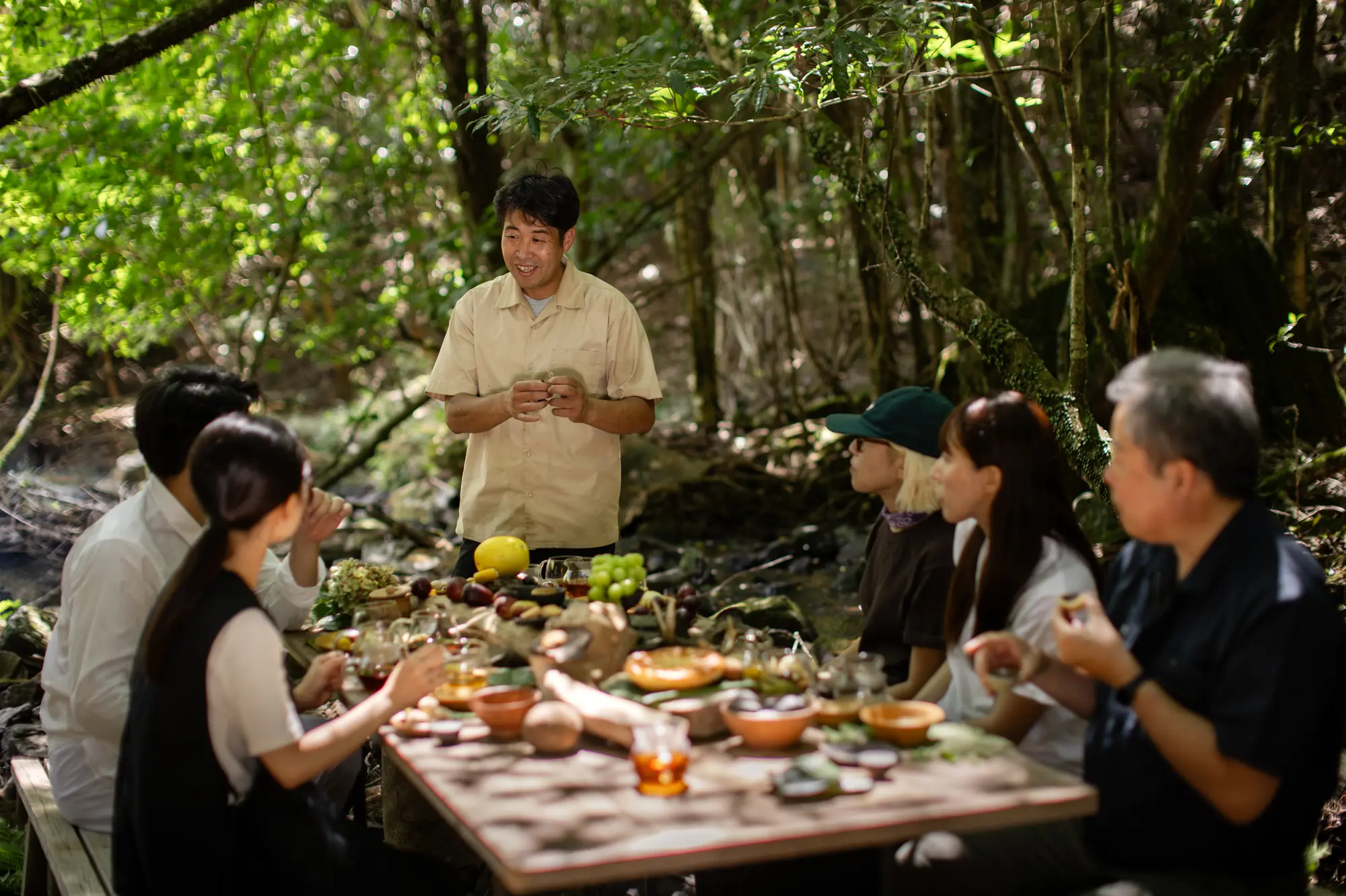 森の中の卓を囲むお茶会