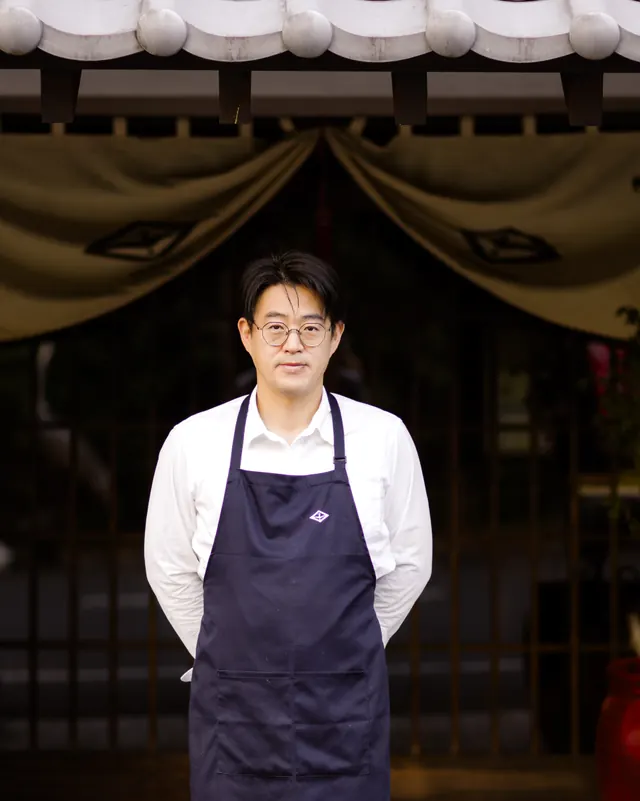 鶴の屋の玄関に立つ井手一也