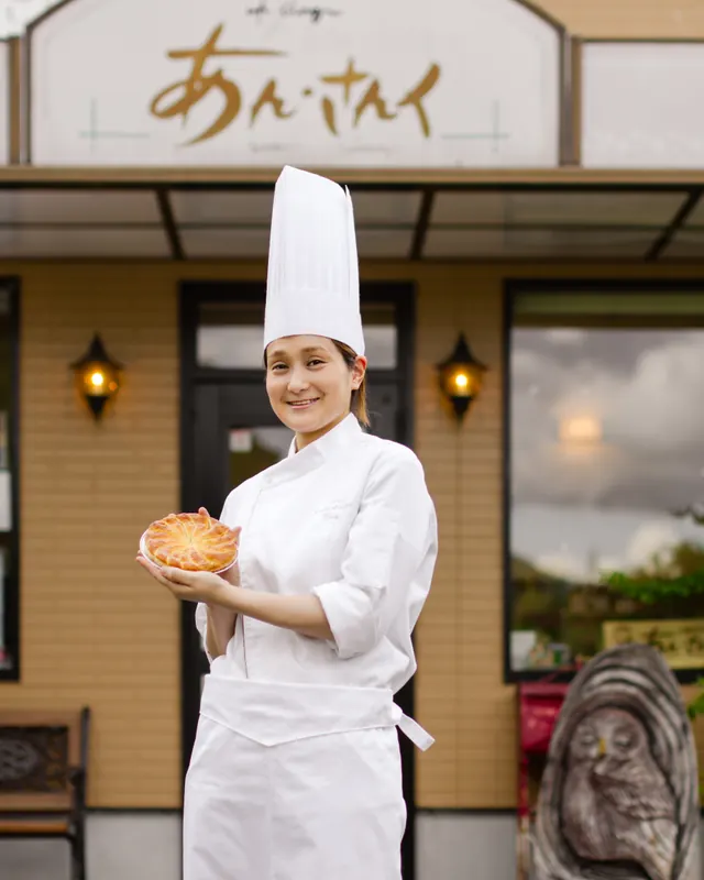 店の前に立つ長友美波